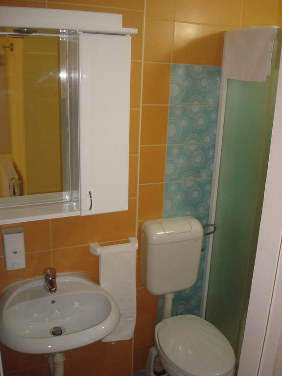 Linda Bed And Breakfast Nis Phòng bức ảnh